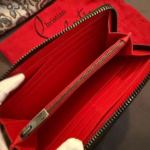 🔥RARE CHRISTIAN LOUBOUTIN PANETTONE CROWN SPIKE WALLET BLACK🔥 - Picture 15 of 17